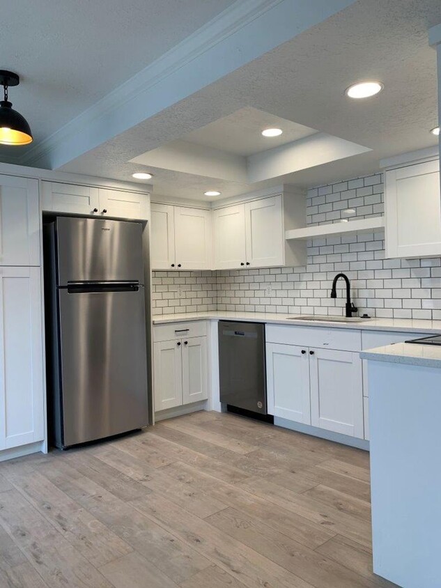 Primary Photo - Beautiful Updated 2 Bed 1 Bath Condo for R...