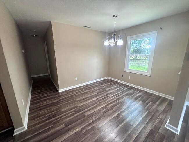 Foto del edificio - 5523 Livingston Dr