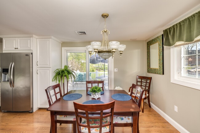 Fully Furnished Dining Room - 73 Maxwell Dr