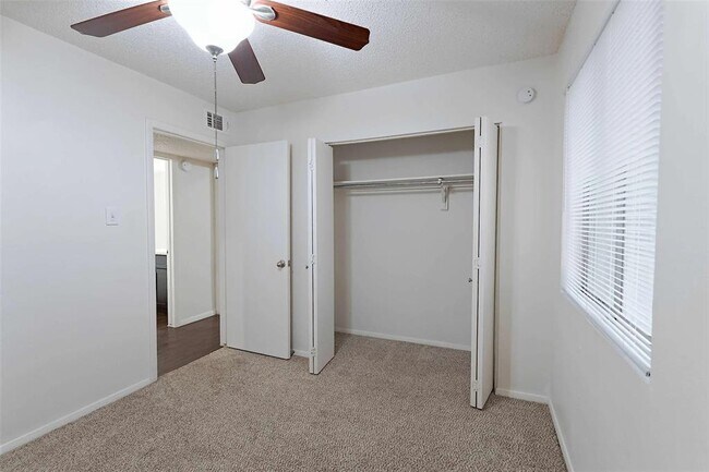 Building Photo - 3600 Greystone Dr