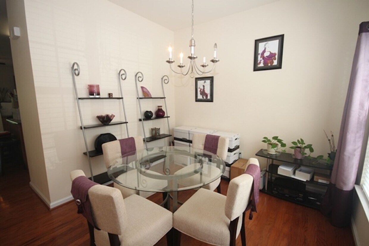 Foto principal - Bright end unit townhouse in a convenient ...