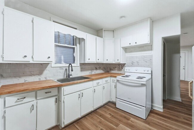 Foto del edificio - Freshly Updated 3-Bed Home with Back Parking