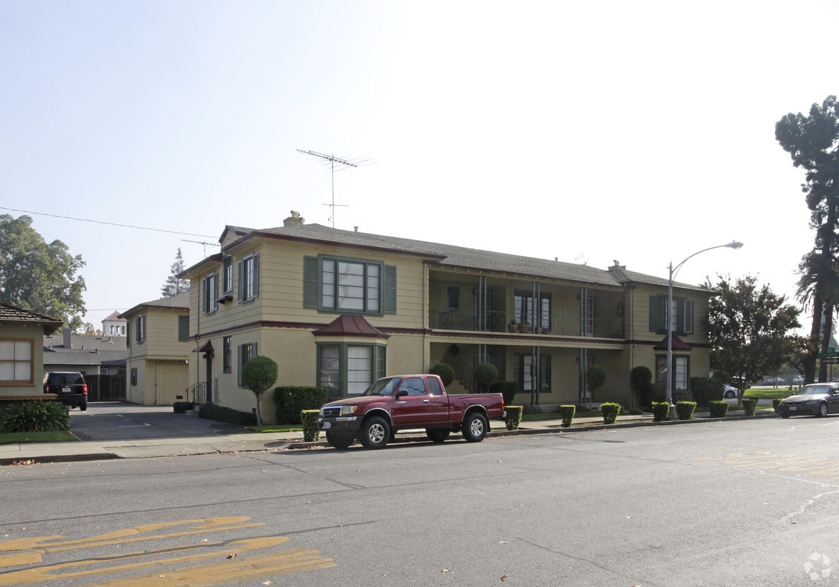 Building Photo - 855 Main St