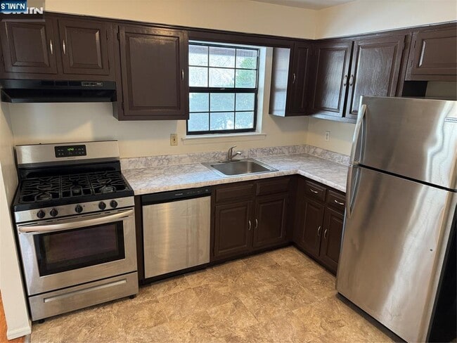 Building Photo - 252 Collignon Way