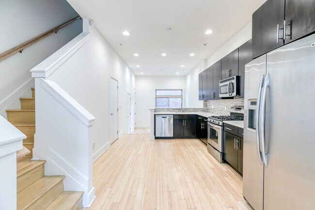 Foto del edificio - Northern Liberties Townhome with Parking!