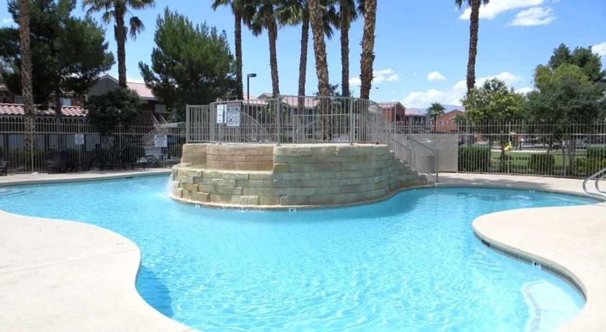 Foto del edificio - DESIRABLE GATED CONDO WITH COMMUNITY POOL!...