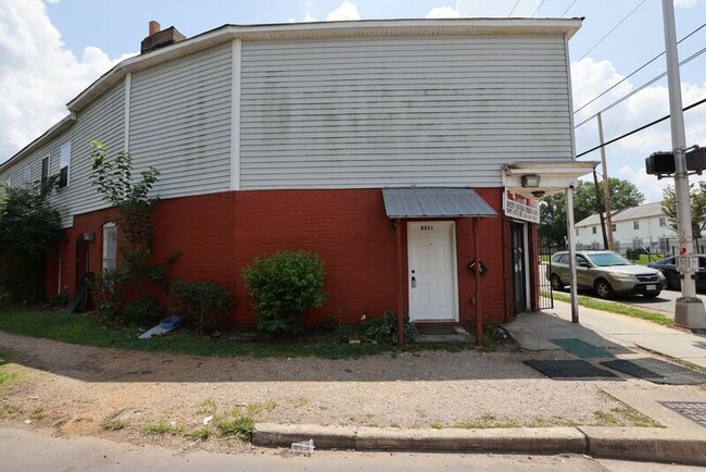 Building Photo - 823 Mosby St
