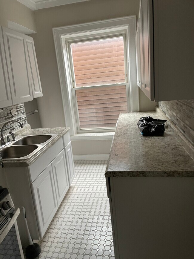 Kitchen - 4828 S King Dr