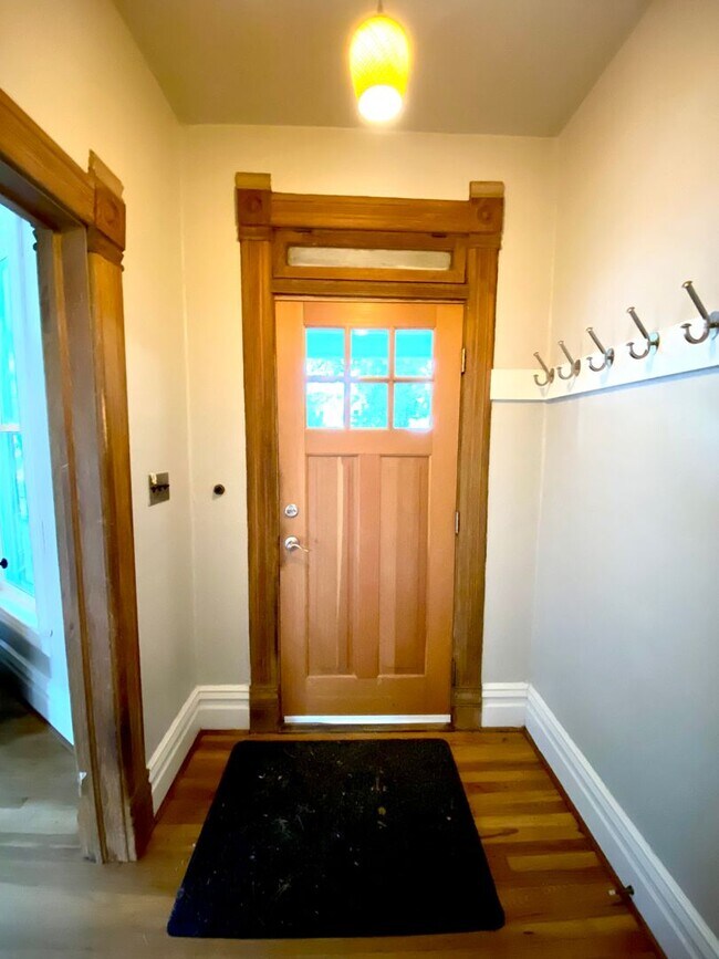 Building Photo - 2500 Square Foot 3 Bedroom 2.5 Bath Home i...
