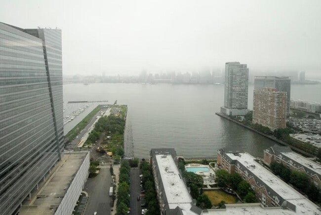 Foto del edificio - 48 Washington Blvd