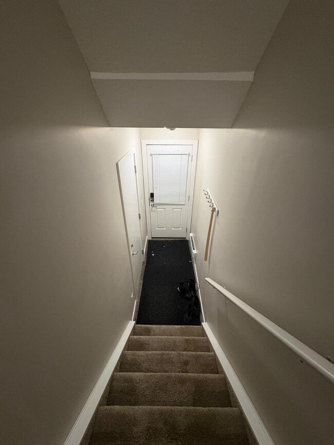 Building Photo - Spacious 2 Bed, 2.5 Bath Townhouse with Tandem Garage (IP054)