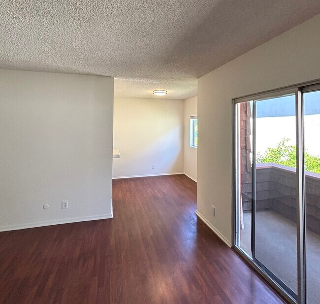 Foto del edificio - 5400 Newcastle Ave