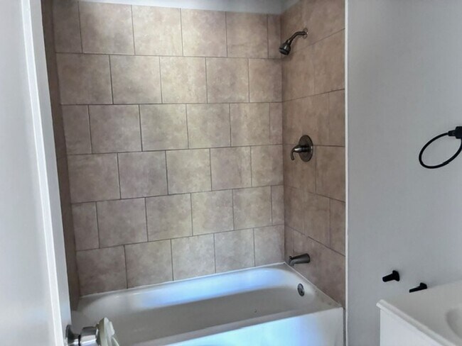 Foto del edificio - 70 Lakeside Dr