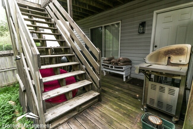 Building Photo - Awesome 4 bedroom duplex located in quite ...