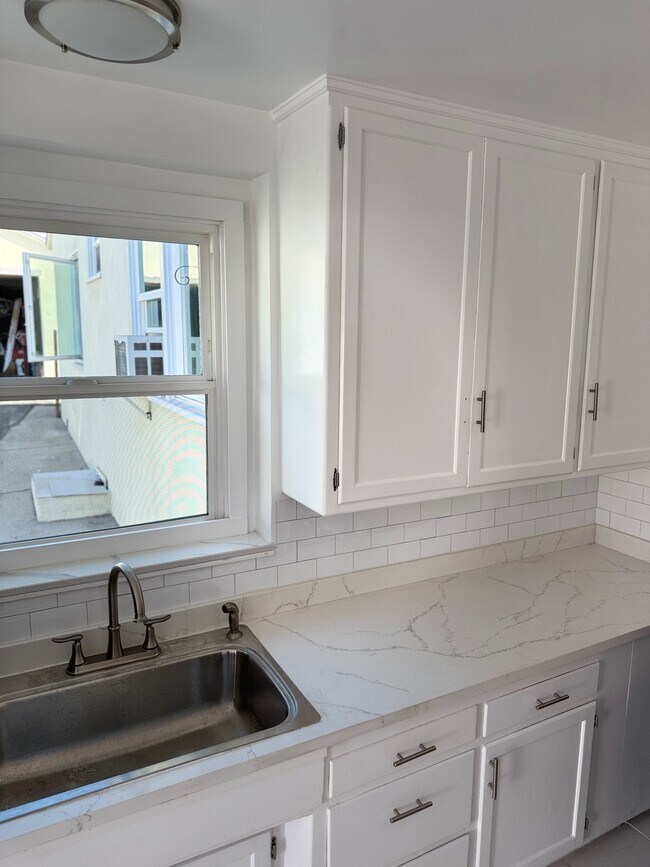 Foto del edificio - 3049 Community Ave