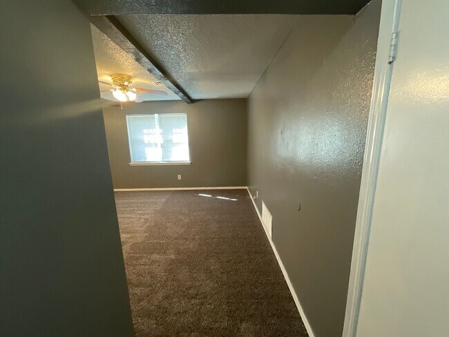 Foto del edificio - 3 bed, 2 bath, 2 car garage/2 car carport