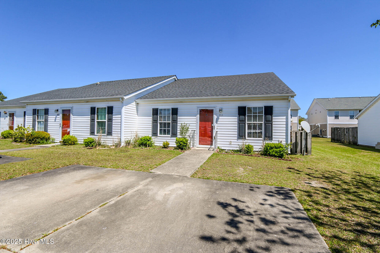 Primary Photo - 105 Verona Dr