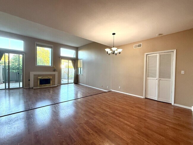 Building Photo - 976 De Soto Ln