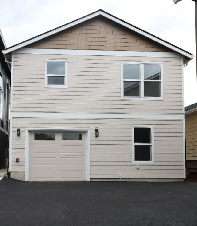 Building Photo - 12911 SE Ridgecrest Rd