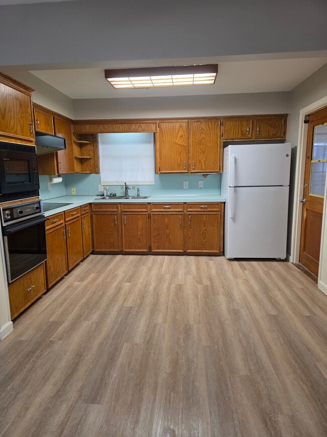 Building Photo - 706 Mark St