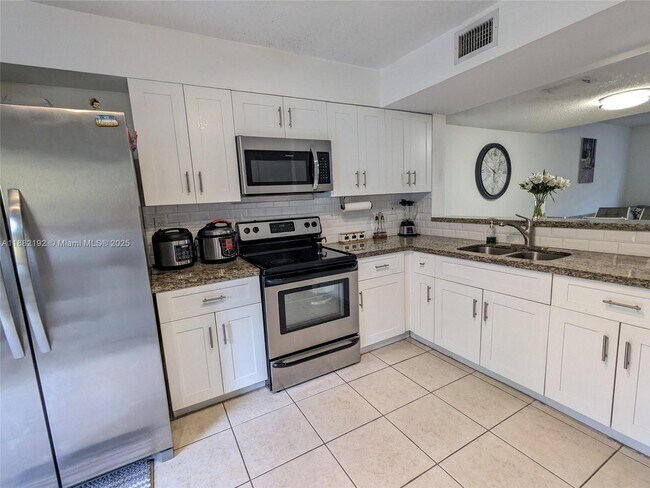 Foto del edificio - 8249 SW 149th Ct