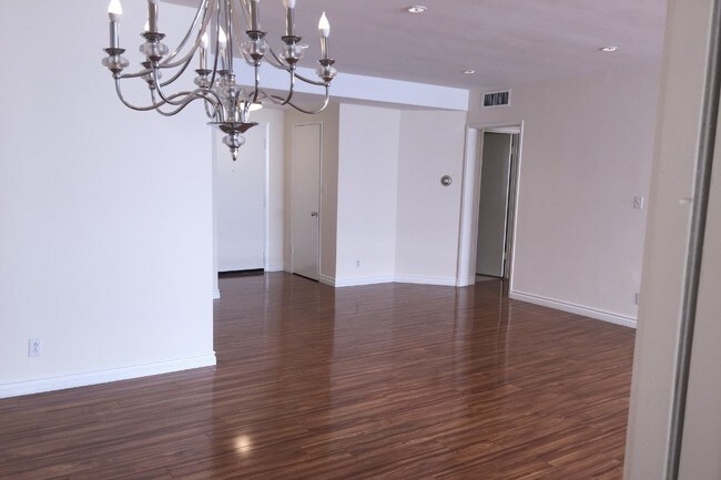 Foto del edificio - 237 N Almont Dr