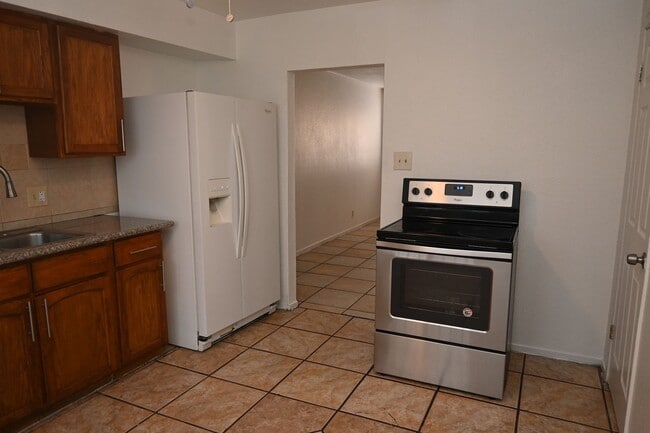 Building Photo - 2 Bedroom Apartment - Downtown Las Vegas -...