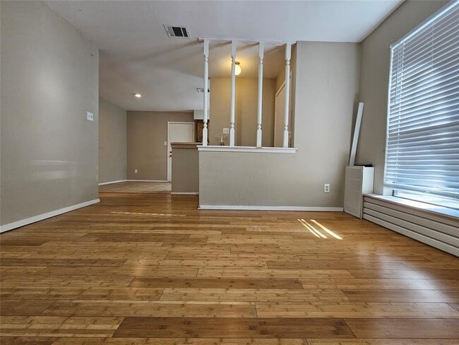 Foto del edificio - 6500 Columbia Oaks Ct