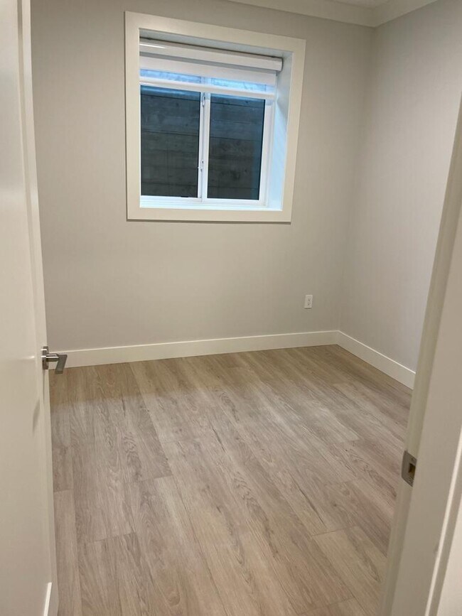 Photo du bâtiment - 15655-1577B 77B Ave