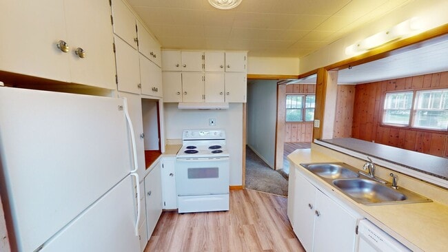 Building Photo - 4 Bedroom House Available August 1st, 2026