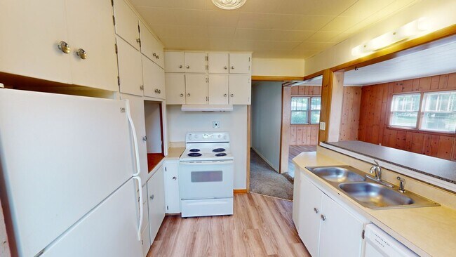 Foto del edificio - 4 Bedroom House Available August 1st, 2026