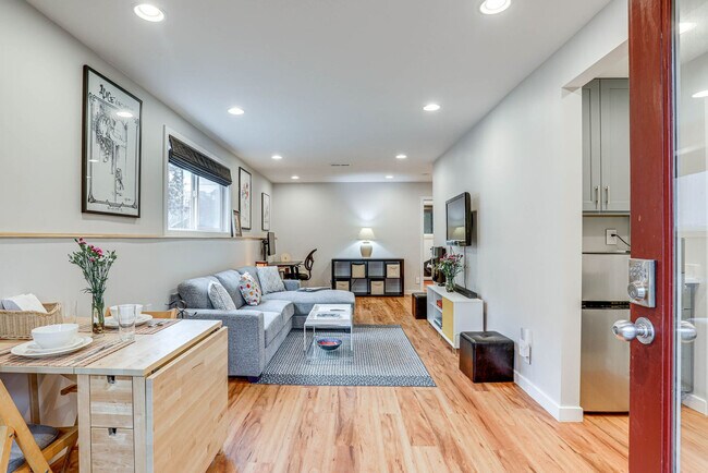 Foto del edificio - 10052 Interlake Ave N