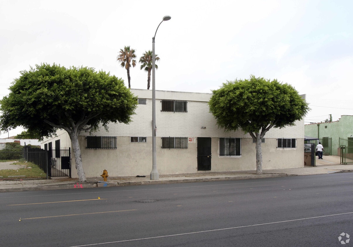 Foto principal - 1934 W Florence Ave