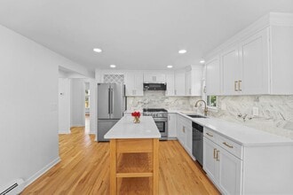 Building Photo - 116 Mary St