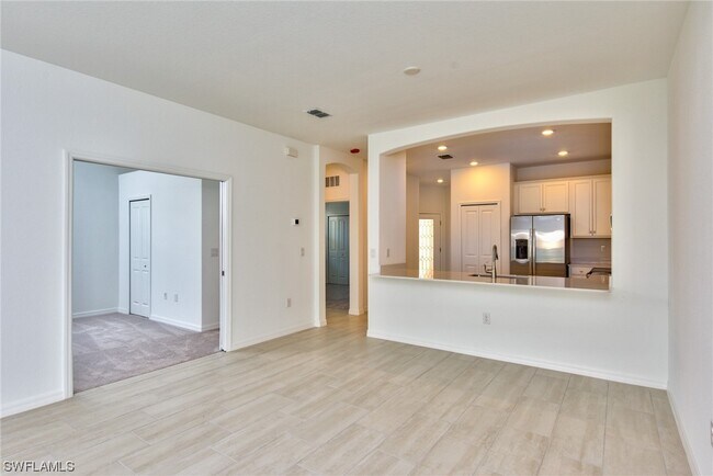 Building Photo - 2591 Vine Ave