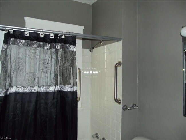 Foto del edificio - 2924 E 125th St