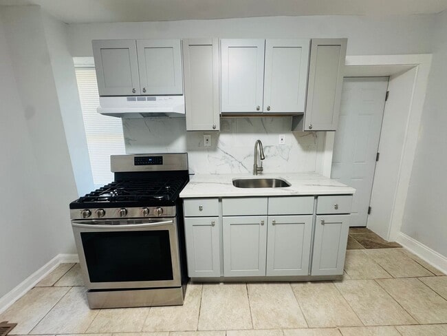 Building Photo - Newly Remodeled 2bd/1 House with Private R...
