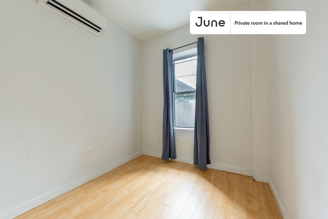 Building Photo - Private bedroom in 4 bed/2 bath Home