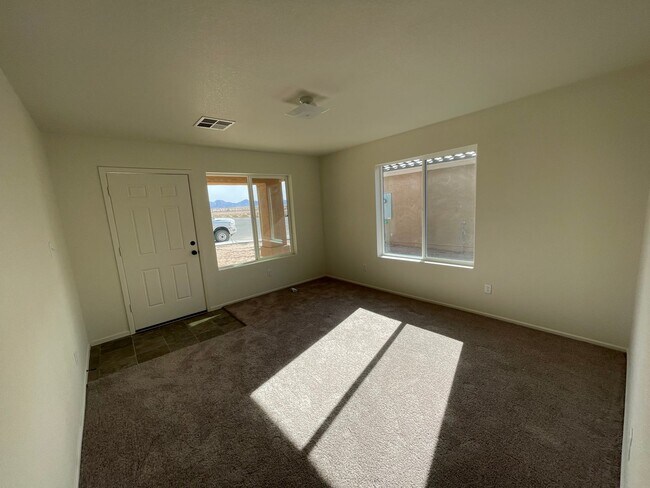 Foto del edificio - NEARLY NEW Home in the Desired Desert Sands Subdivision!