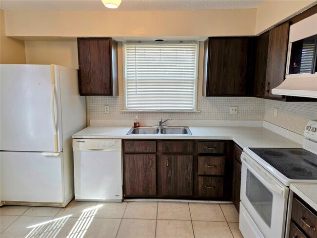 Building Photo - 13415 Land O Woods Dr