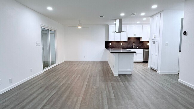 Foto del edificio - NEWLY RENOVATED---- 2BD/1BA, End Unit TH in Twin Creeks Garden, San Ramon- Available Now!