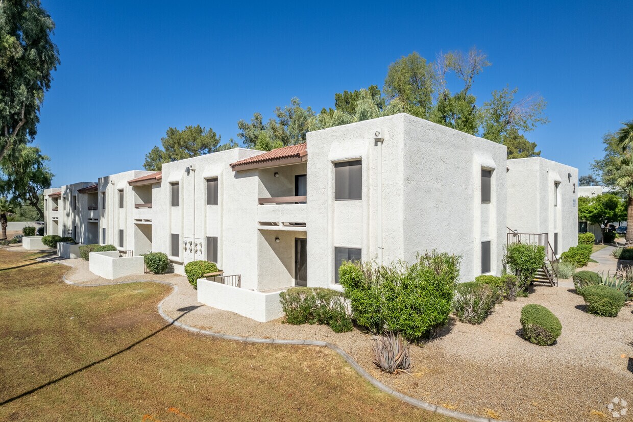 Primary Photo - Saddletree Apartments