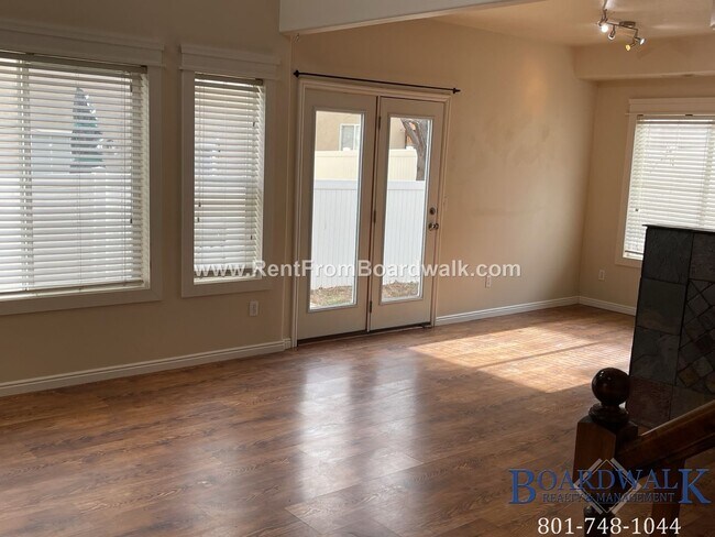 Building Photo - 3 BED 2.5 BATHS IN A SECLUDED AREA IN RIVE...