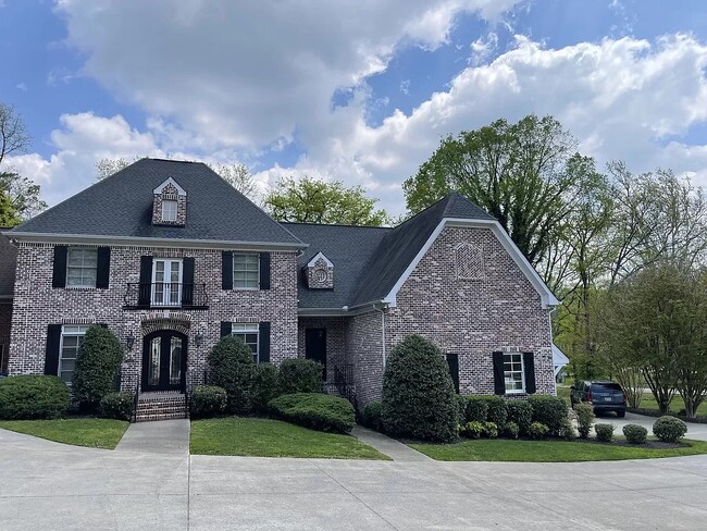 Front - 1604A Shackleford Rd