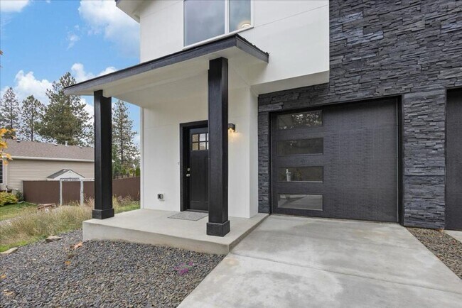 Foto del edificio - Modern Comfort Meets Urban Convenience – Brand New 3-Bedroom Townhome in Lower South Hill