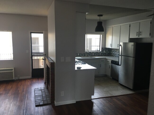 Building Photo - 625 N Kenwood St