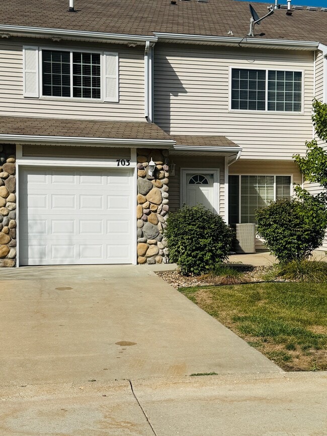 Building Photo - 3799 Village Run Dr