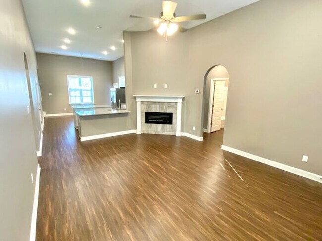Building Photo - 100 Fairway Hills Dr