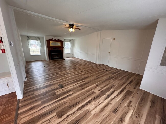 Building Photo - Spacious 3 bedroom/2 bath Home with Tons o...