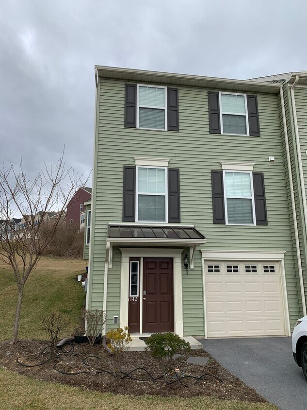 Primary Photo - Spacious townhome located in The Gates ava...